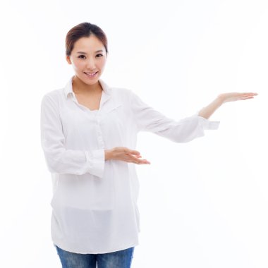 Asyalı kadın bir şey sunmak.