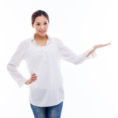 Asyalı kadın bir şey sunmak.