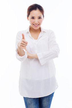 Genç Asyalı kadın gösteren başparmak.