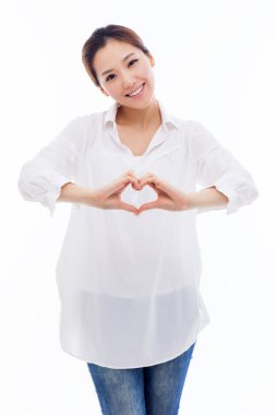 güzel Asyalı casual kadın kalp şekli göster.