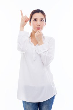 yukarı gösteren gülümseyen genç kadın