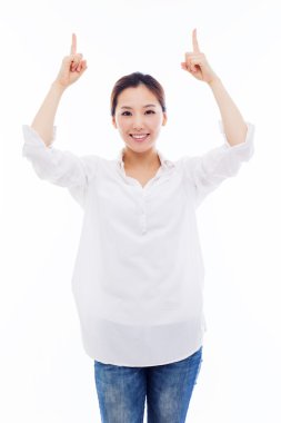 yukarı gösteren gülümseyen genç kadın