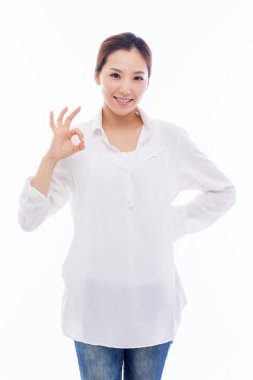 iyi bir el hareketi ile sevimli kadın