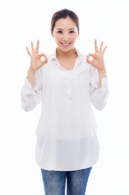 iyi bir el hareketi ile sevimli kadın