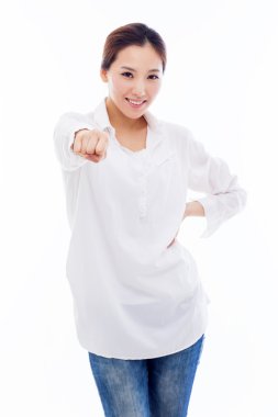 Genç Asyalı kadın gösteren yumruk