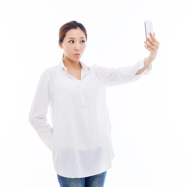 Ung asiatisk kvinna med en smart telefon. — Stockfoto
