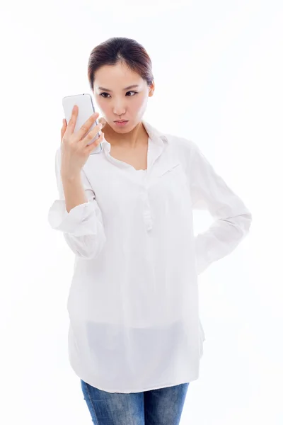 Jonge Aziatische vrouw met behulp van een slimme telefoon. — Stockfoto