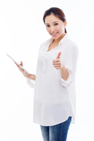 Tablet bilgisayar tutan kadın.