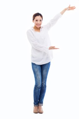 Asyalı kadın bir şey sunmak.