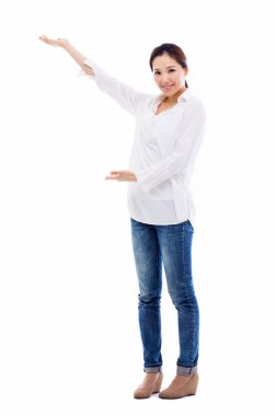 Asyalı kadın bir şey sunmak.