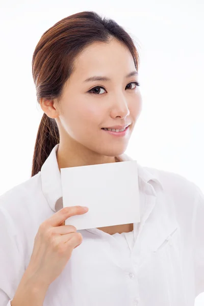 Asiática mujer mostrando vacío tarjeta — Foto de Stock