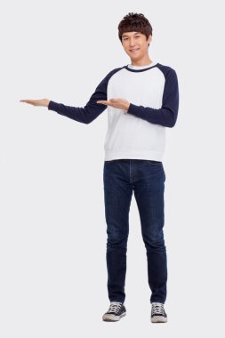 Asyalı adam bir şey sunmak