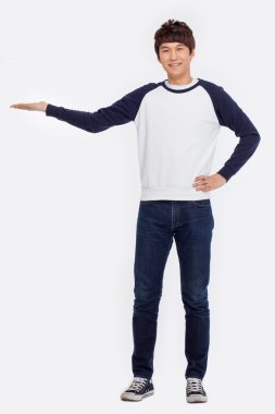 Asyalı adam bir şey sunmak