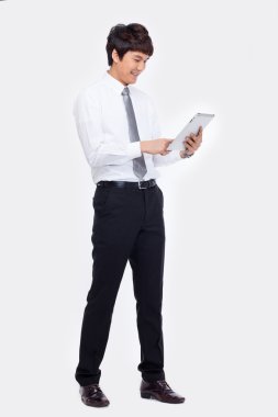 Genç Asyalı iş adamı pad pc kullanarak