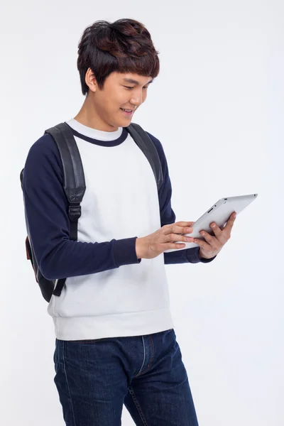 Junge asiatische Student mit Pad PC — Stockfoto