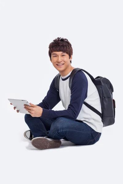 Jeune asiatique étudiant à l'aide pad PC — Photo