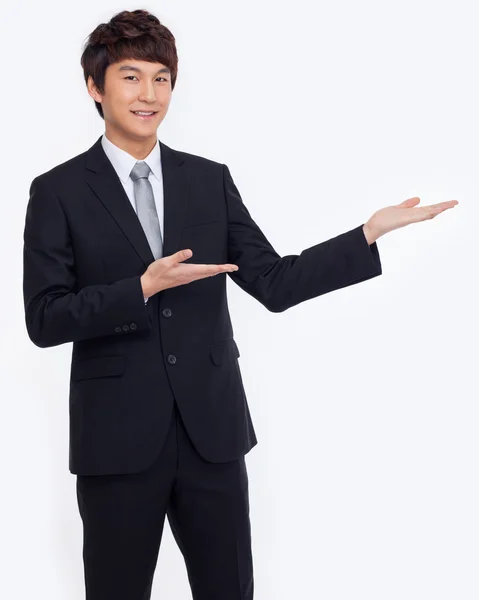Jonge Aziatische zakenman tonen iets — Stockfoto