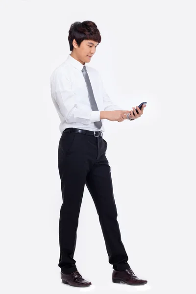 Asiatischer Geschäftsmann mit Handy. — Stockfoto