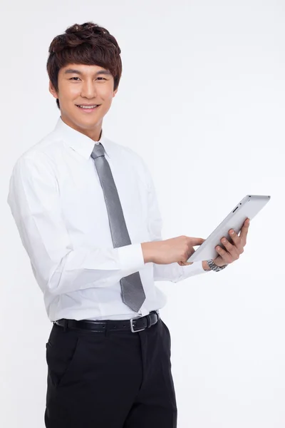 Jovem homem de negócios asiático usando um PC pad — Fotografia de Stock