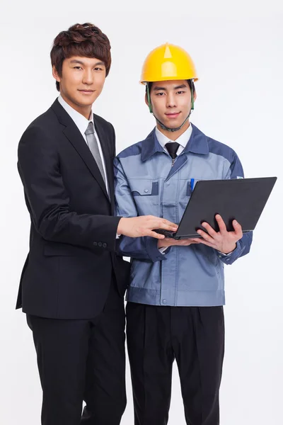 Hombre de negocios e ingeniero buscando portátil . — Foto de Stock