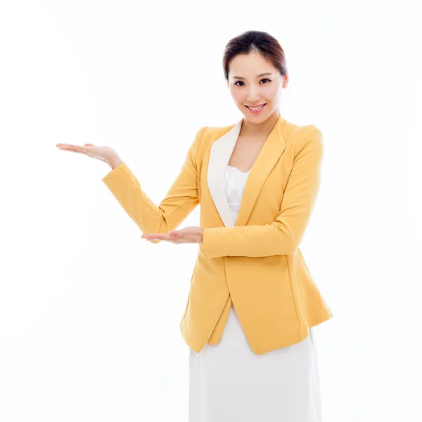 Азиатская деловая женщина указывает на пустое место — стоковое фото