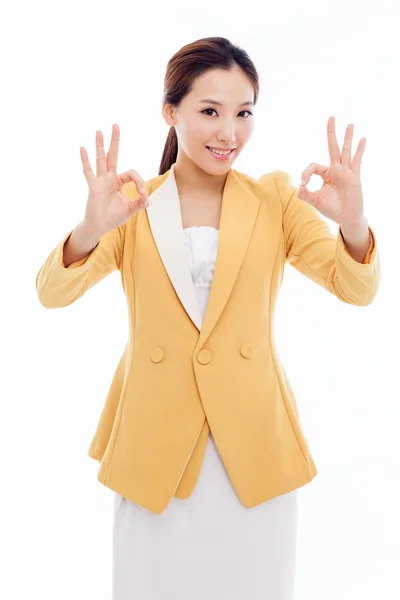 Genç Asyalı iş kadını iyi işaret gösteren