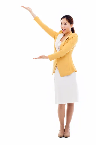 Mujer de negocios asiática indican espacio en blanco — Foto de Stock