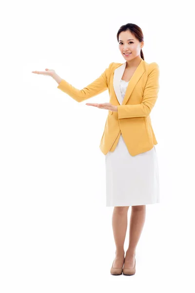 Mujer de negocios asiática indican espacio en blanco — Foto de Stock