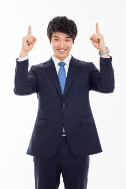 Genç Asyalı erkek tarafı yukarı belirtti..