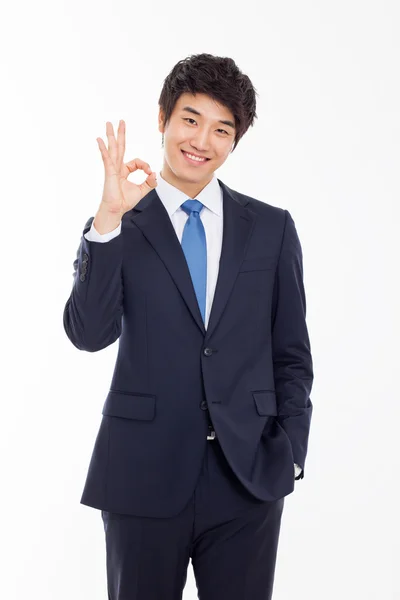 Unga asiatiska affärsman som visar okej tecken. — Stockfoto