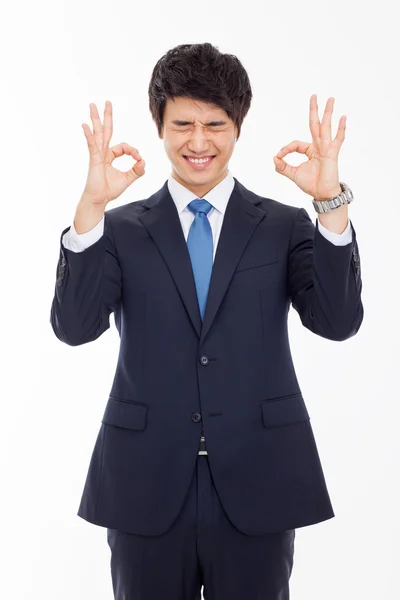 Joven asiático hombre de negocios mostrando ok signo . — Foto de Stock