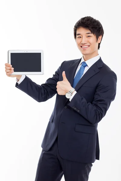 Молодой азиатский бизнесмен с помощью планшетного ПК — стоковое фото