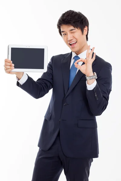 Jeune homme d'affaires asiatique montrant un pad PC — Photo
