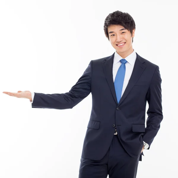 Junger asiatischer Geschäftsmann zeigt etwas — Stockfoto