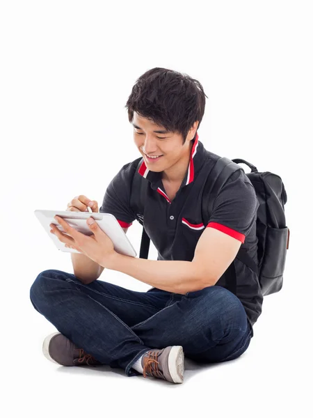 Jonge Aziatische student met behulp van pad pc — Stockfoto