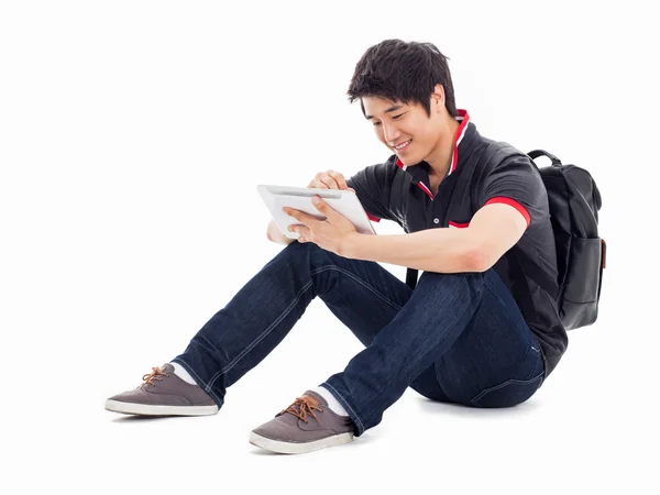 Jovem estudante asiático usando pad PC — Fotografia de Stock