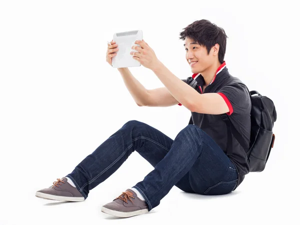 젊은 아시아 학생 패드 Pc를 사용 하 여 — 스톡 사진