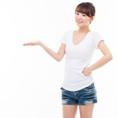 Asyalı kadın bir şey sunmak.