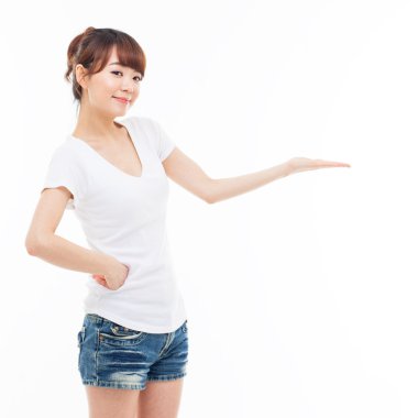 Asyalı kadın bir şey sunmak.