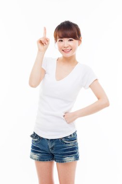 yukarı gösteren gülümseyen genç kadın