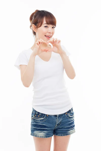 Krásná asijská příležitostné žena Ukázat tvaru srdce. — Stock fotografie