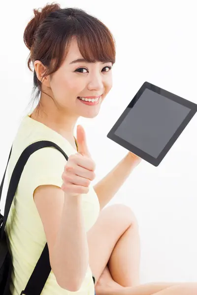 Femme tenant un ordinateur tablette — Photo