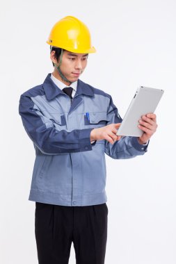 Genç Asyalı mühendis.