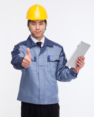 Genç Asyalı mühendis.