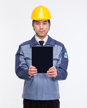 Genç Asyalı mühendis.