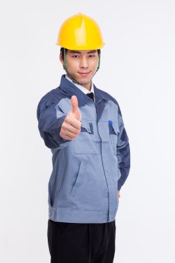 Genç Asyalı mühendis.