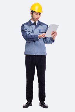 Genç Asyalı mühendis.