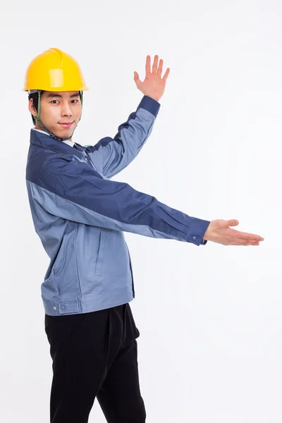 Giovane ingegnere asiatico mostrare qualcosa . — Foto Stock