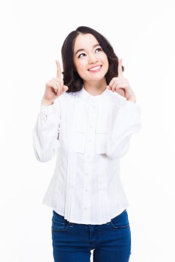 yukarı gösteren gülümseyen genç kadın