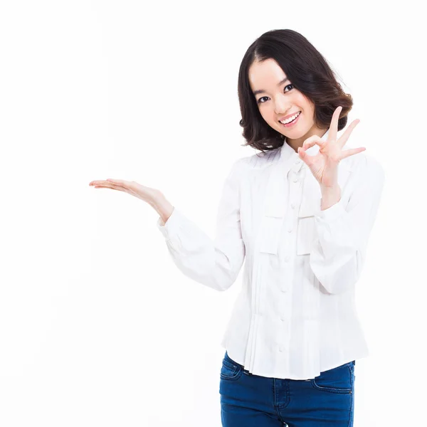 Mujer asiática presente algo . —  Fotos de Stock